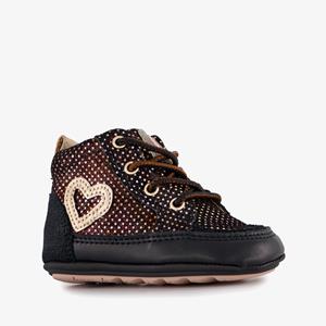 Groot leren babyschoenen met stippen en hartjes