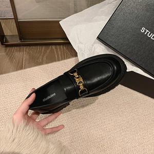 Avant-garde Echte leren Britse stijl, een voetpedaal, dikke hak, dikke zolen, zachte pluche loafers voor dames, kleine leren schoenen met metalen gesp 34