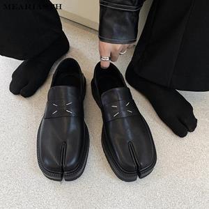 Versatile shoes Gespleten teen hoefijzer voor heren dikke zool Loafers schoenen Tabi schoenen lakleer Koreaanse versie trend casual leren schoenen 35