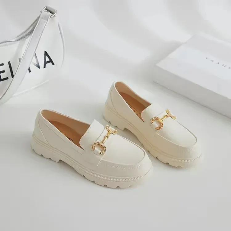 VantaGoods Retro loafers voor dames: Antislip lente-/zomerpantoffels met gouden gesp en gesloten neus, Britse stijl 36