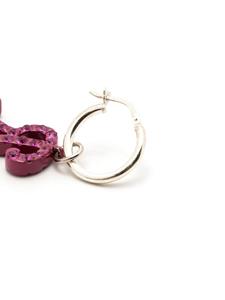 Raf Simons Oorringen met logo amulet - Roze
