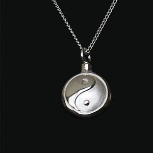 Gedenkartikelen Ashanger YinYang in zilver inclusief collier
