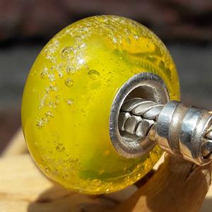 Gedenkartikelen Bedel van massief glas met deeltjes crematie-as: Geel