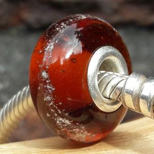 Gedenkartikelen Bedel van massief glas met deeltjes crematie-as: Lichtbruin