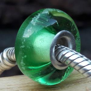 Gedenkartikelen Bedel van massief glas met deeltjes crematie-as: Lichtgroen