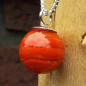 Gedenkartikelen Bolhanger van massief glas met deeltjes crematie-as: Oranje