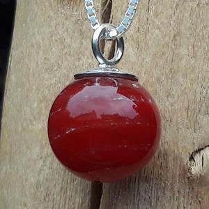 Gedenkartikelen Bolhanger van massief glas met deeltjes crematie-as: Rood