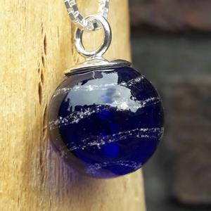 Gedenkartikelen Bolhanger van massief glas met deeltjes crematie-as: Kobalt