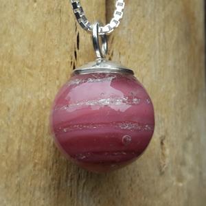 Gedenkartikelen Bolhanger van massief glas met deeltjes crematie-as: Roze