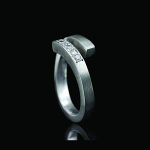 Ring in zilver 3mm met gesloten askamer + 4x zirkonia