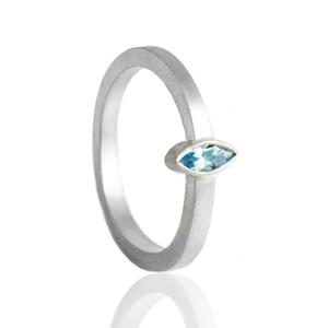 Gedenk Idee Memorialshop Ring in zilver 2mm met gesloten askamer achter topaas