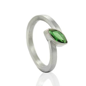 Gedenk Idee Memorialshop Ring in zilver 2mm met open askamer achter smaragd