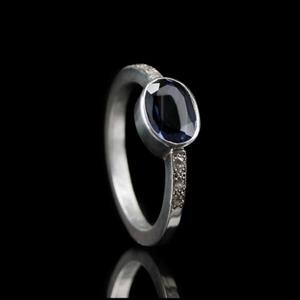 Gedenk Idee Memorialshop Ring in zilver 2mm met askamer achter Saffier edelsteen