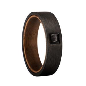Gedenk Idee Memorialshop Vlakke Carbon ring met open askamer en houten binnenkant.