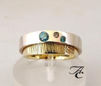 Atelier Christian Vingerprint trouwring met blauwe en bruine diamant geel goud