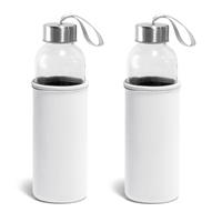 Set van 2x glazen waterflessen/drinkflessen met witte soft shell hoes 520 ml -