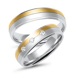 Unique Trouwringen in wit- en geelgoud met 3 diamanten