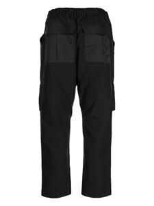 White Mountaineering elasticated-waist cropped trousers - Zwart