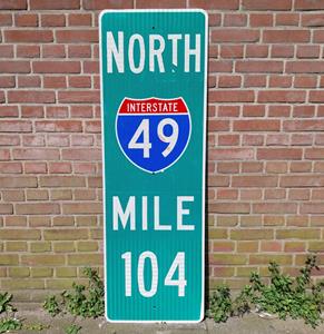Fiftiesstore Interstate 49 North Mile 104 Verkeersbord - 137 x 46cm - Origineel