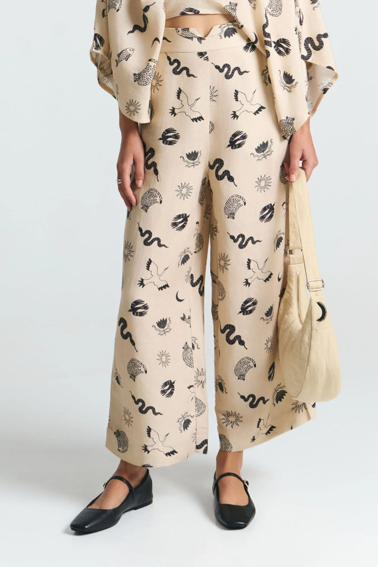 SUITE13LAB Damen vegan Hose Makah Print Fauna Beige/Schwarz