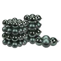 Bellatio 56x stuks glazen kerstballen emerald groen 6, 8 en 10 cm mat/glans -