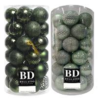 Bellatio 74x stuks kunststof kerstballen mix donkergroen en mintgroen 6 cm -