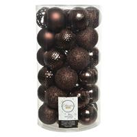 Decoris 37x stuks kunststof kerstballen donkerbruin 6 cm inclusief kerstbalhaakjes -
