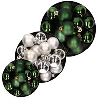 Decoris Kerstversiering kunststof kerstballen mix donkergroen/zilver 4-6-8 cm pakket van 68x stuks -