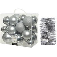 Decoris Kerstversiering kunststof kerstballen 6-8-10 cm met folieslingers pakket zilver van 28x stuks -