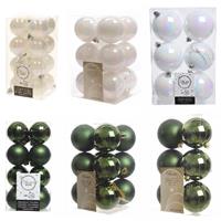 Decoris Kerstversiering kunststof kerstballen mix donkergroen/parelmoer wit 4-6-8 cm pakket van 68x stuks -