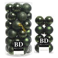 Bellatio 53x stuks kunststof kerstballen donkergroen 4 en 6 cm -