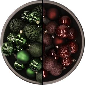 Kunststof kerstballen 74x stuks donkergroen en bruin 6 cm -