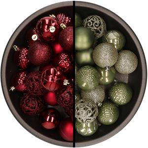Kunststof kerstballen 74x stuks donkerrood en mos groen 6 cm -