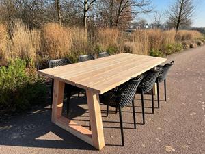 Industrielemeubelshop Douglas tuintafel Joart met trapeze poten