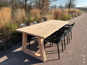 Industrielemeubelshop Tuintafel Gijs met trapeze poten douglashout