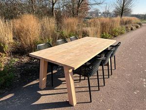 Industrielemeubelshop Tuintafel Ivar met schuine poten douglashout