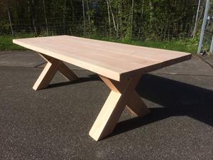 Industrielemeubelshop Douglas tuintafel Willem met robuuste kruispoten