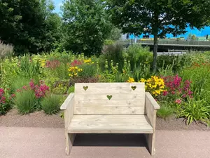 Industrielemeubelshop Steigerhouten tuinbank Cody met smalle armleuningen