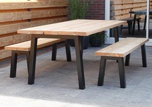 Industrielemeubelshop Douglashouten tuintafel Storm met schuine stalen poten