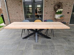 Industrielemeubelshop Douglashouten tuintafel Arend met stalen matrixpoot