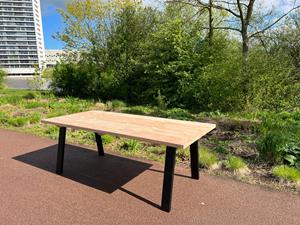 Industrielemeubelshop Douglashouten tuintafel Monica met schuine stalen poten