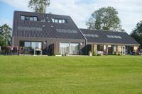 belvilla Luxe recreatiewoning in Friesland met een privéterras