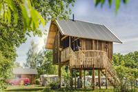 belvilla Prachtig, houten boomhut met terras, aan de rivier De Regge