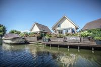belvilla Mooi huis met steiger aan binnenwater en vlakbij IJsselmeer