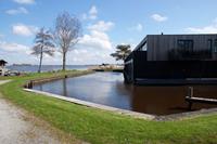 belvilla Knus appartement aan de Friese meren met een aanlegsteiger