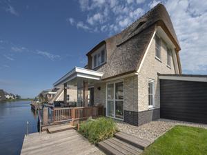 Heerlijkehuisjes.nl Luxe 6 persoons villa aan het Tjeukemeer in Friesland - Nederland - Europa - Delfstrahuizen