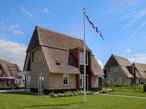 Heerlijkehuisjes.nl Luxe 8 persoons villa met Finse sauna aan het Tjeukemeer in Friesland - Nederland - Europa - Delfstrahuizen