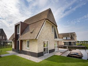 Heerlijkehuisjes.nl Luxe 6 persoons villa met Finse sauna aan het Tjeukemeer in Friesland - Nederland - Europa - Delfstrahuizen