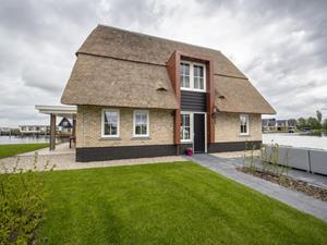 Heerlijkehuisjes.nl Luxe 12 persoons villa met sauna en bubbelbad aan het Tjeukemeer in Friesland - Nederland - Europa - Delfstrahuizen