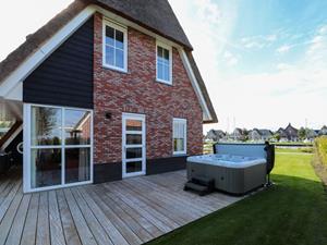 Heerlijkehuisjes.nl Luxe 10 persoons villa met sauna en bubbelbad aan het Tjeukemeer in Friesland - Nederland - Europa - Delfstrahuizen